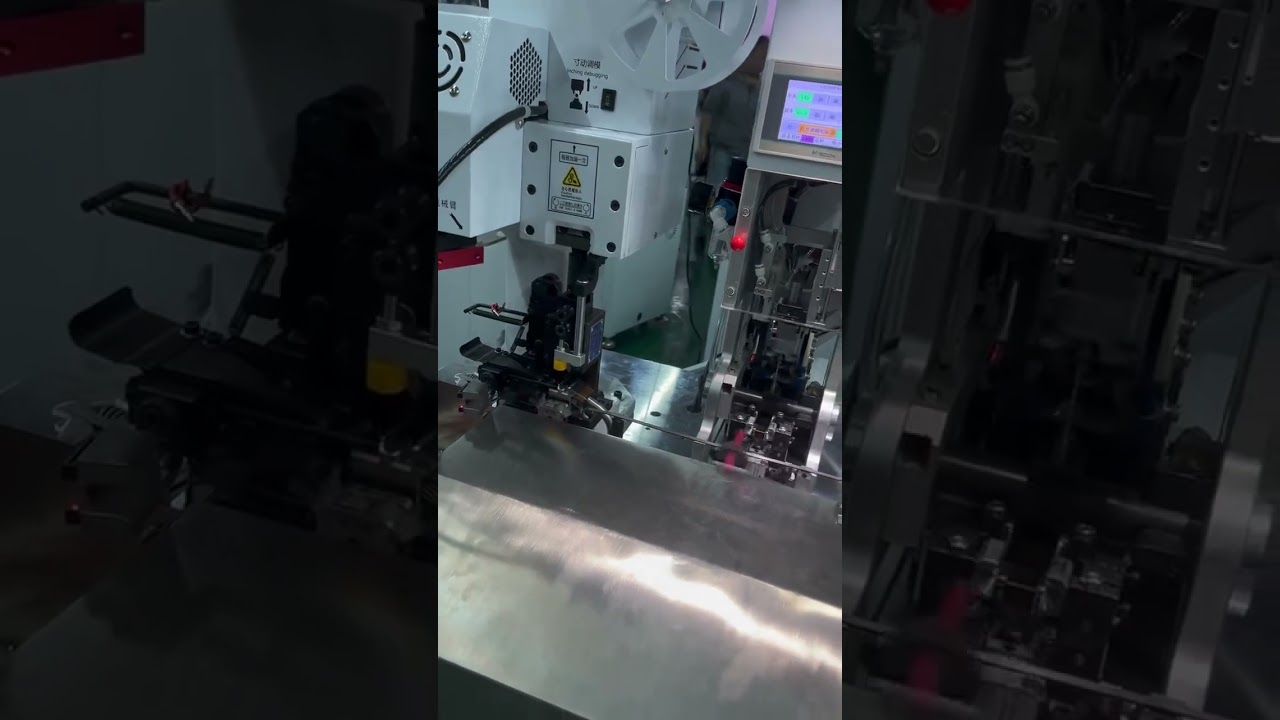 全自動雙頭壓接機｜防水插頭插入壓接實機展示
